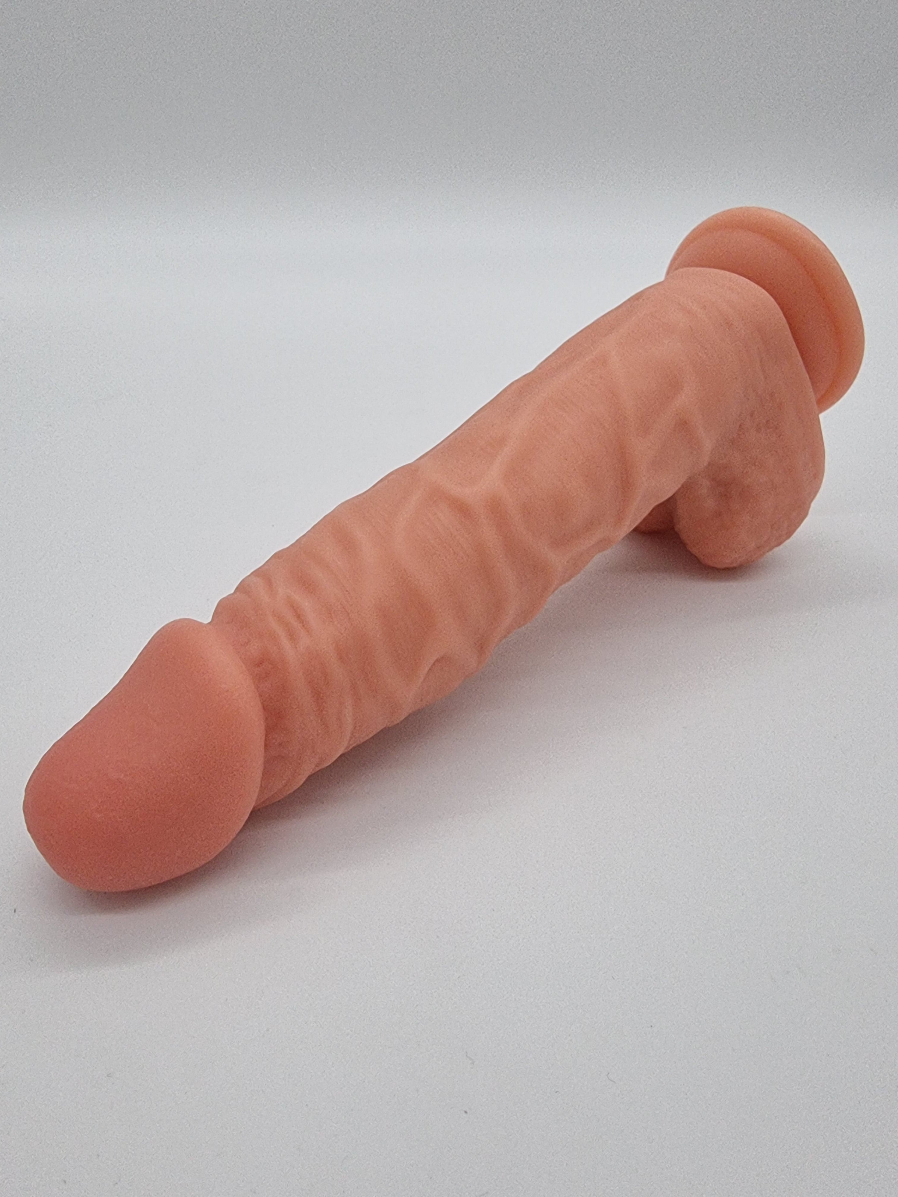 Gigant er en ekstra stor naturtro og fleksibel dildo