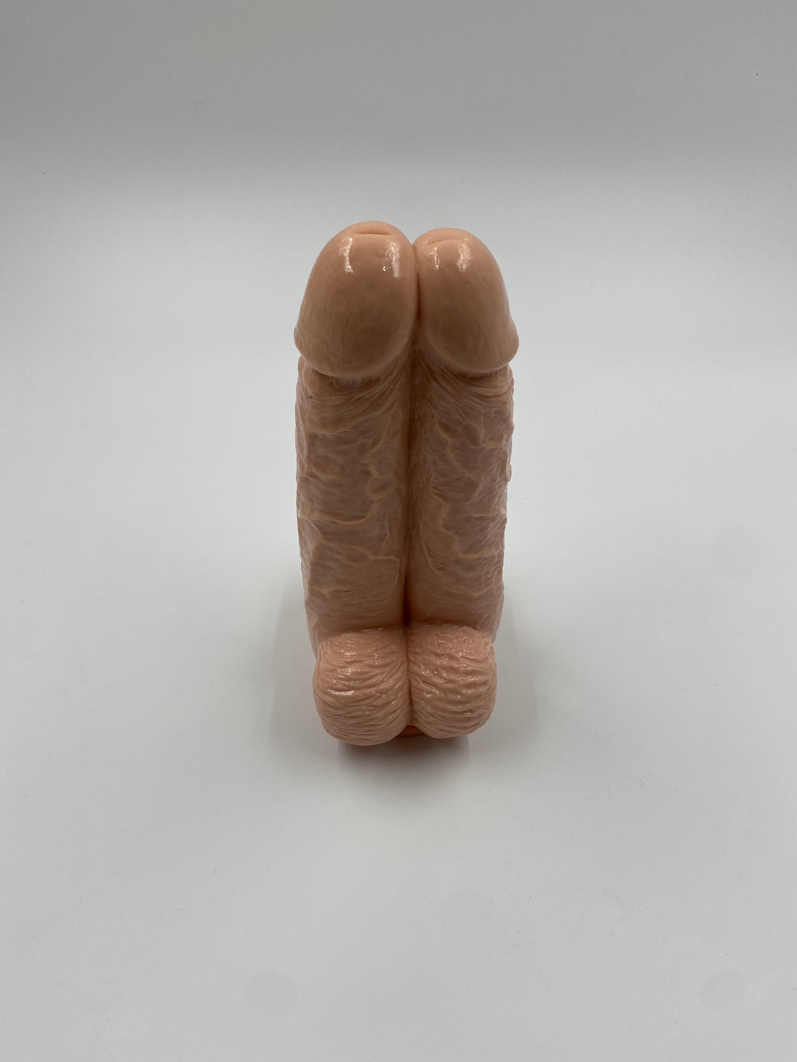 Realistiske dobbelte dildoer til et hul.