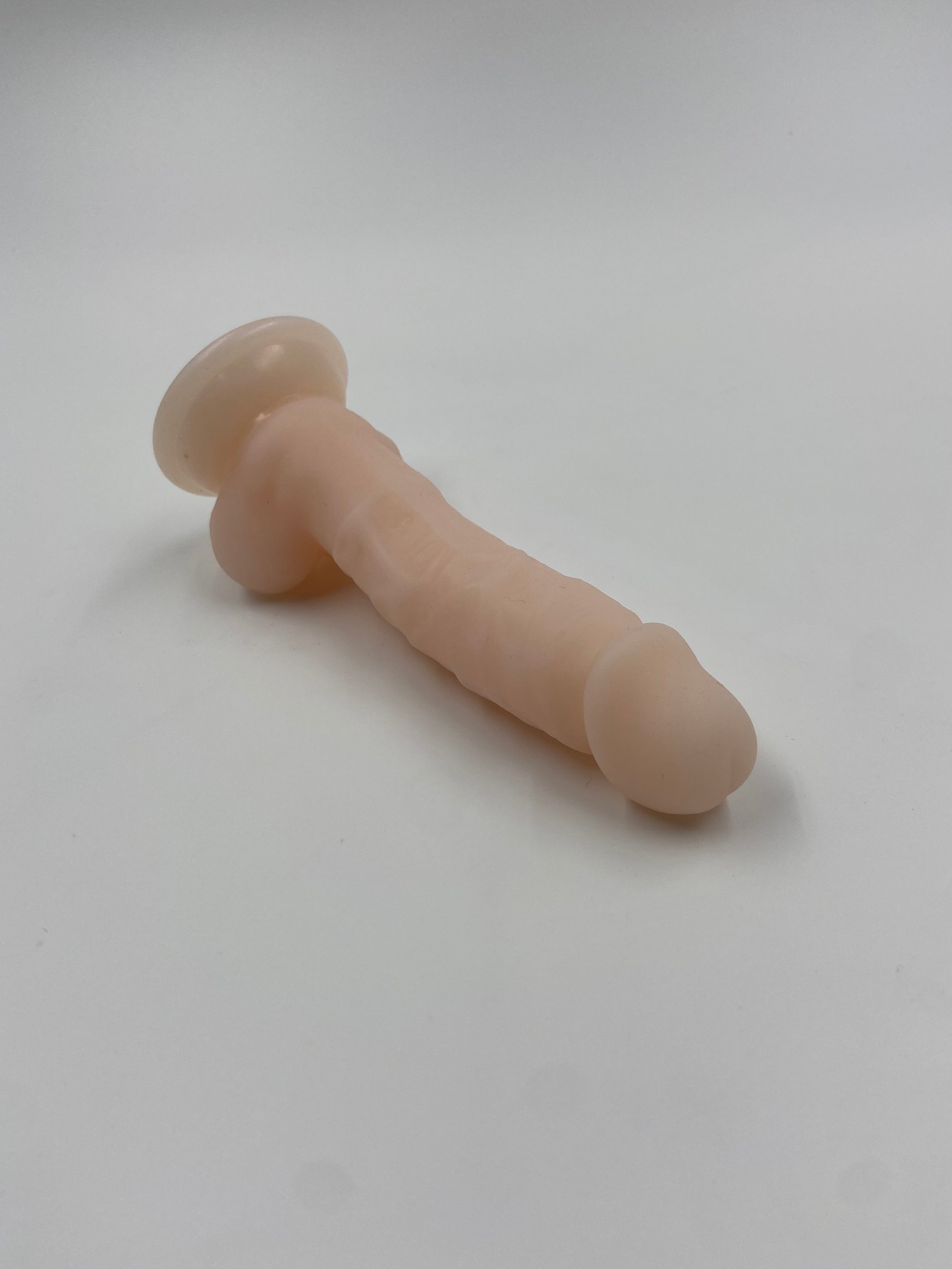 Blød dildo med kugler og sugekop.