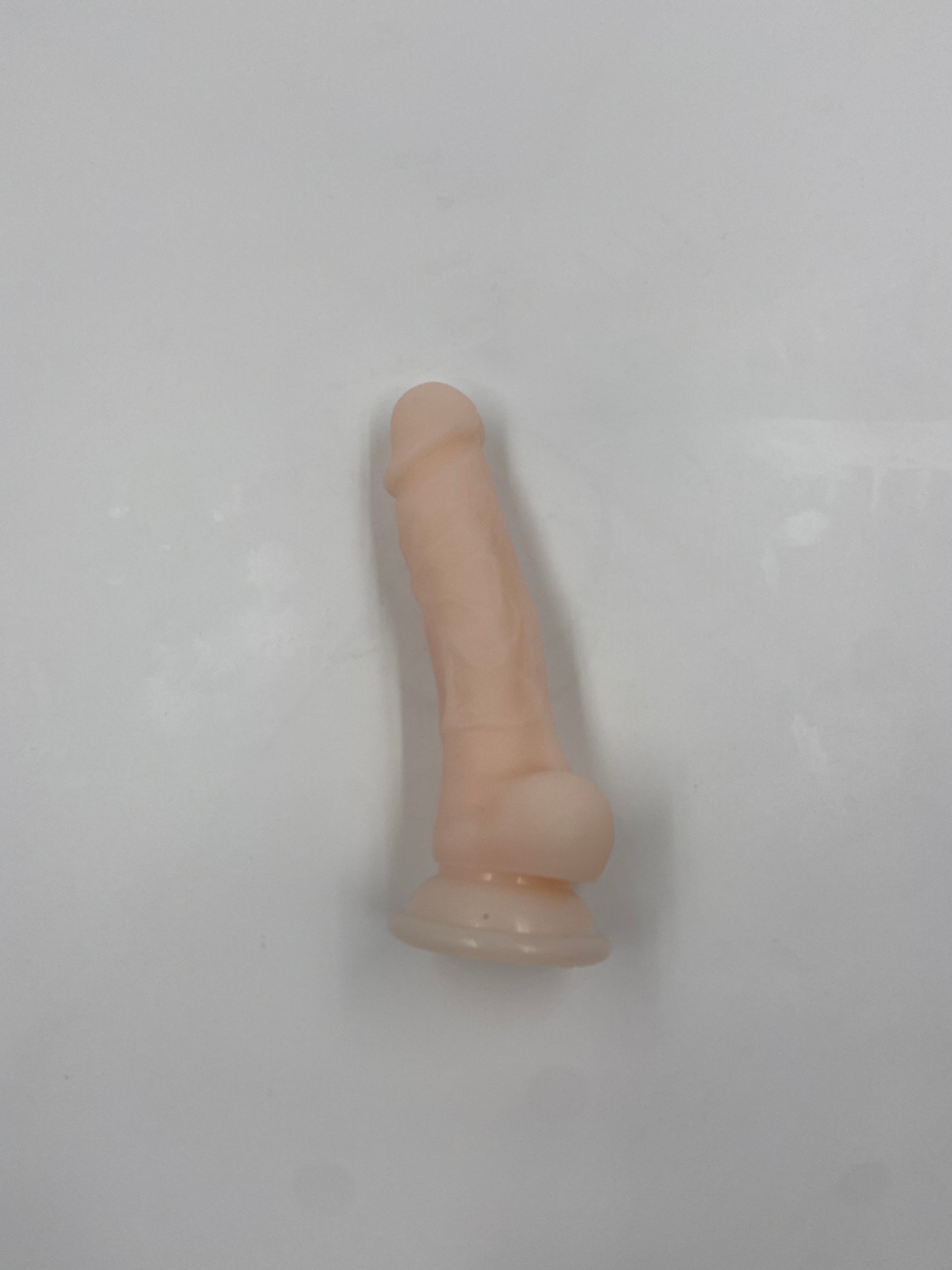 Blød dildo med kugler og sugekop.
